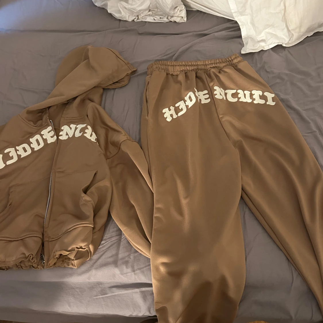 Brun hoodie med dragkedja från Hidden Cult - 92