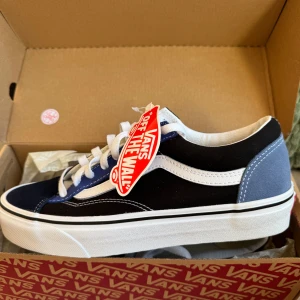Vans Style 36 i Navy/Multi - Säljer ett par helt nya Vans Style 36 sneakers i färgen Navy/Multi. Skorna har en klassisk design med vit sula och snörning. Perfekta för både vardag och festliga tillfällen. Kommer i originalkartong med taggar kvar. Passa på att köpa dessa stilrena och bekväma sneakers!