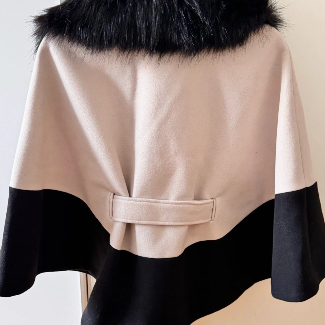 Beige och svart kappa från Bubbleroom (oanvänd) - 90