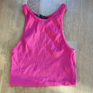 Rosa ribbad linnetopp Zara - Säljer en snygg rosa ribbad linnetopp från Zara i storlek M. Perfekt som ett basplagg. Toppen är i ett mjukt och stretchigt material i bomull. Jag tycker den är liten i storleken 🩷 använd 2 gånger