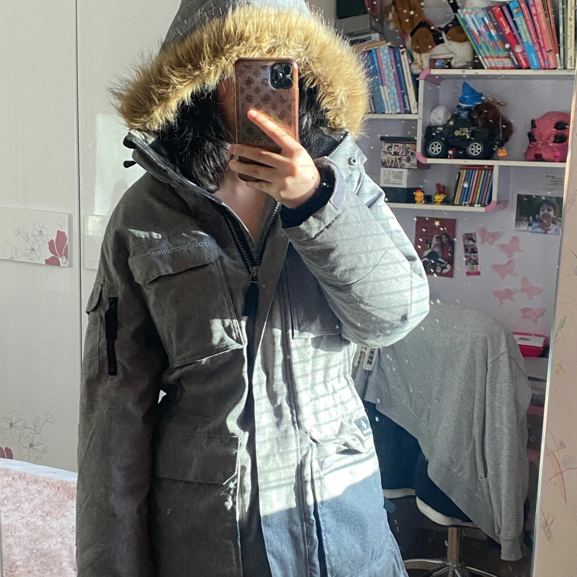 Grå parkajacka med pälskantad huva