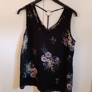 Blommig Topp/Linne Från Primark - Blommig topp/linne från primark. Lätt genomskinlig.  Katt finns i hemmet