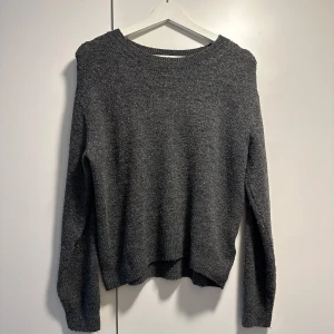 Mörkgrå stickad tröja - Säljer en mysig mörkgrå stickad tröja i bra skick. Perfekt för höst och vinter.Perfekt för både vardag och mysiga hemmakvällar. Storlek: xs💗🫶🏼