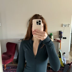 Träningsjacka oner active  - Säljer en oanvänd träningsjacka från oner active i storlek S. med lång ärm. Funkar både till träning och vardag. 