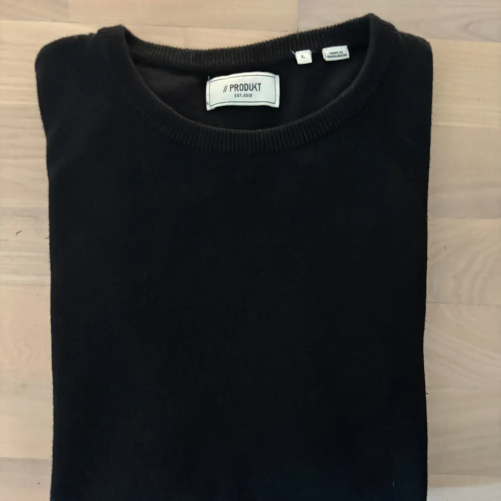 Säljer en stilren svart tröja från Produkt. Storlek Large och i mjukt material. Tröjan har en klassisk design med rund hals och långa ärmar. Passar bra till jeans eller chinos för en avslappnad look. Hör av dig vid intresse!. Neuletakit & Villapaidat.