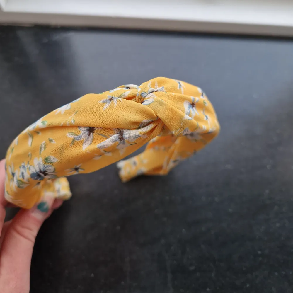 Oanvänt snyggt hårband med blommönster. Perfekt för att hålla håret ur ansiktet. Tror den är köpt på gina tricot för några år sedan, men helt oanvänd som sakt. . Asusteet.
