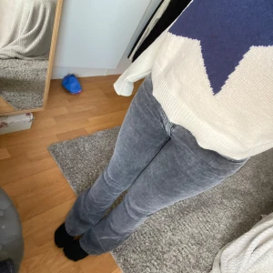 Jeans grå bootcut  - Grå bootcut jeans från Ginatricot i storlek 36, endast använda någon enstaka gång då dom är för små så i nytt skick💕