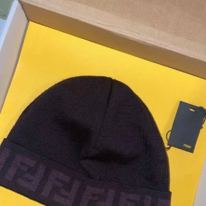 Brun Fendi mössa - Säljer en snygg brun mössa från Fendi då den inte längre kommer till så jätte mycket användning. Mössan är i mycket bra skick. Hör gärna av dig gällande frågor eller vid intresse. Pris kan diskuteras!