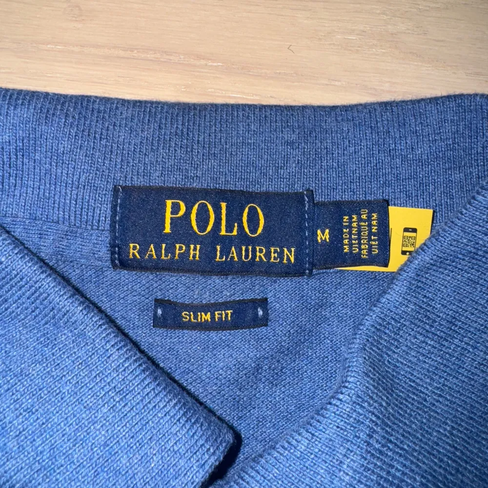 Säljer en snygg blå pikétröja från Ralph Lauren i slim fit. Tröjan är i toppskick o de är bara o höra av sig vid fler funderingar! . T-shirts.