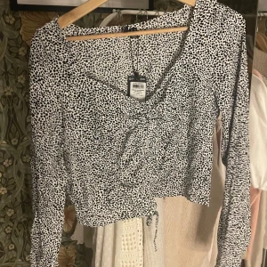 Prickig topp - Aldrig använd, nytt skick, prislapp kvar. Skit snygg men tyvär för liten då den är M men sitter lite lite mindre. Köpt på Vero Moda. Perfekt för fester eller annat, skriv för flera frågor💓💓