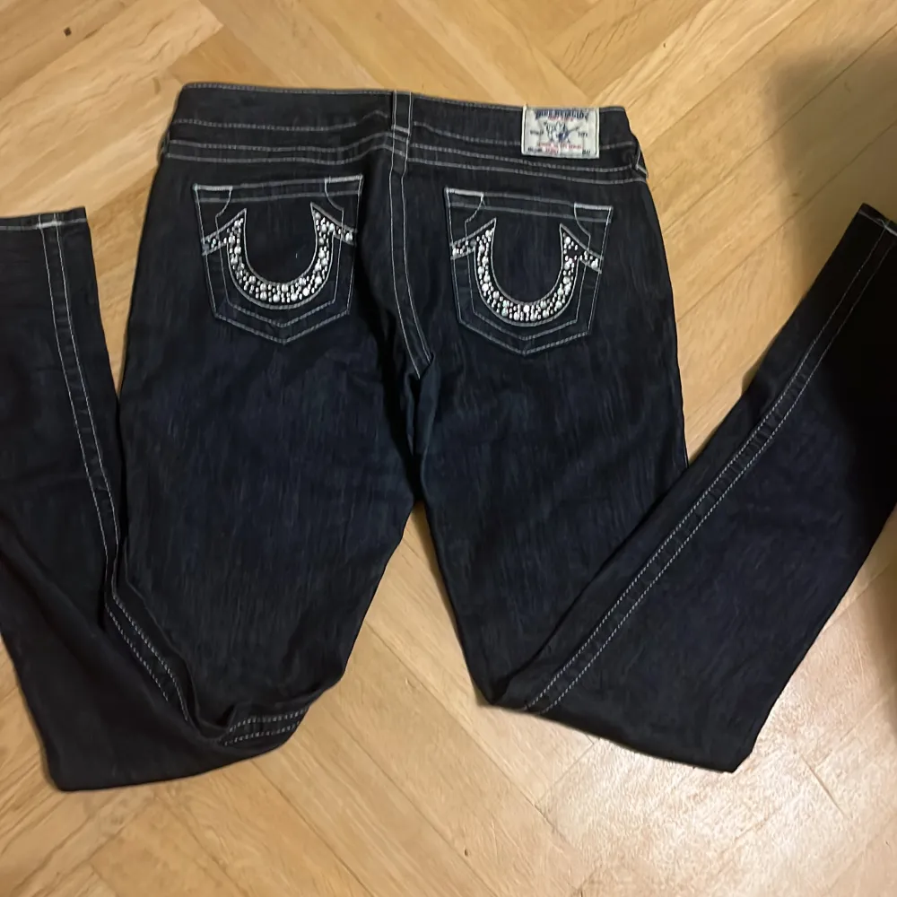 Säljer ett par super snygga true religions pga av dem är för stora. Dem fö storlek 30, pris kan diskuteras 💕. Jeans & Byxor.