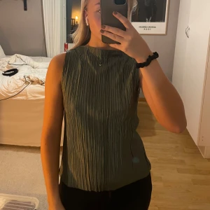 Grön ärmlös topp - Snygg grön ärmlös topp med plisserad design, använd få gånger💖