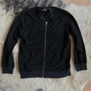 Hope fleece cardigan - Unik hope fleece cardigan i ett bra skick. Hör av dig vid frågor eller om fler bilder behövs