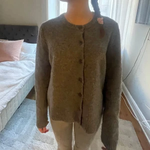 Grå kofta med knappar - Mysig grå kofta i bra skick med knappar hela vägen ner. Från zara, aldrig använd, nyskick. Storlek M men modellen är XS och passar, XS-M passar ish