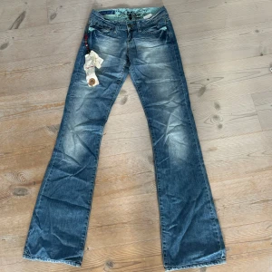 Blå lågmidjade boocut jeans  - Säljer ett par helt nya snygga blå jeans från Cross Jeanswear Company med prislappen kvar. De är bootcut & lågmidjade. Innebenslängd=84cm & midja=35cm Säljer då de tyvärr inte passade mig.❣️❣️