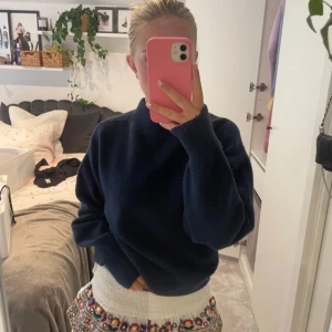 Mörkblå stickad tröja - Säljer en mysig mörkblå stickad tröja med hög krage. . Tröjan har en loose passform och långa ärmar, från &other stories.  Perfekt för vintern!