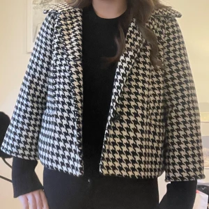 Svartvit rutig kappa - Säljer en superfin svartvit rutig kappa i mycket bra skick och stora fina  knappar framtill. Den har även trekvartsärmad☺️💗