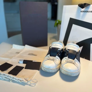 Valentino sneakers open blu *41* - Säljer ett par snygga Valentino sneaker open Blu, då de har blivit för små. Skorna är knappt använda och i bra skick, 8/10. Du får med allt som visas på bilden, inklusive boxen, 2 dustbags, nya skosnören och korten. Har du några frågor eller funderingar, tveka inte att kontakta mig!