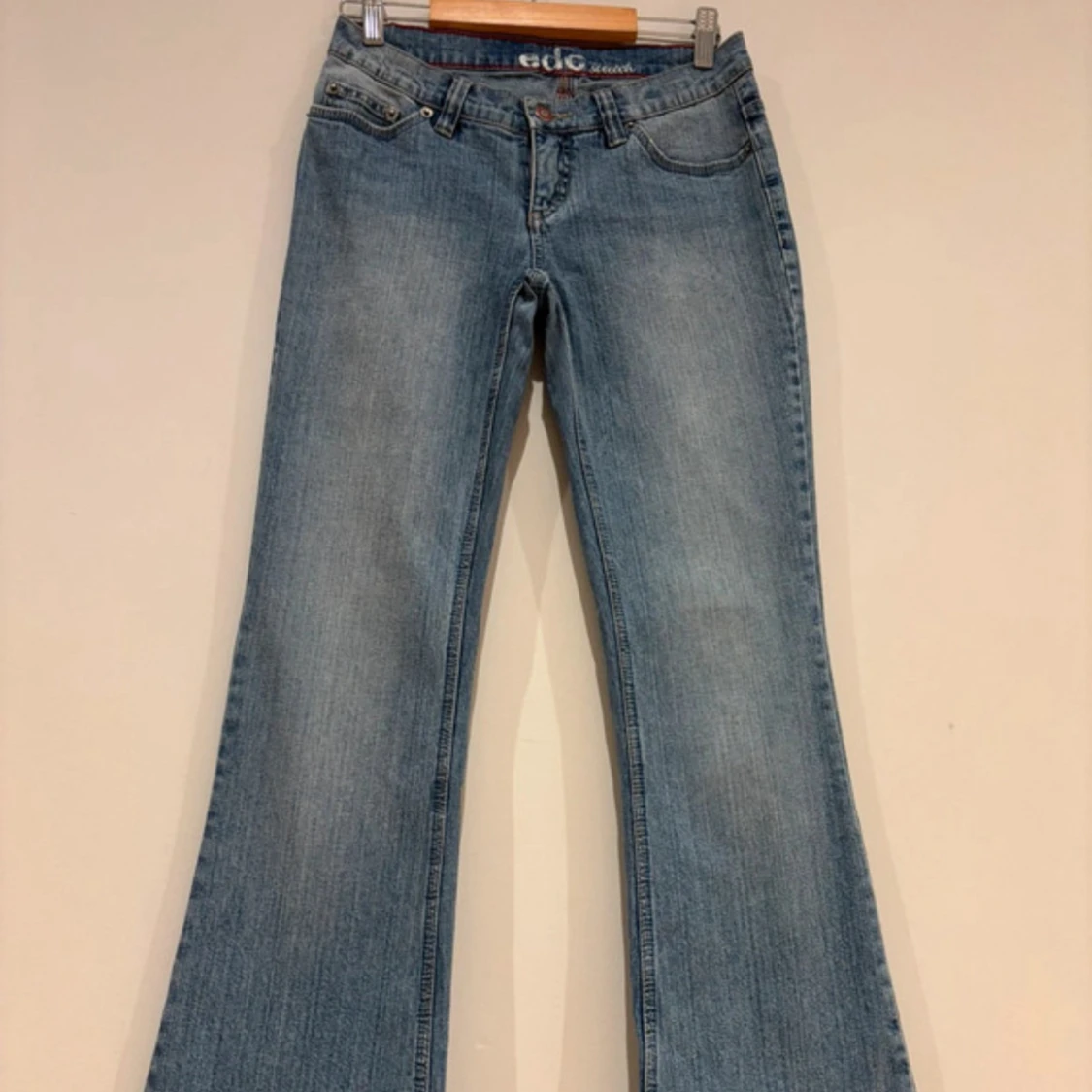 Blå bootcut jeans från EDC