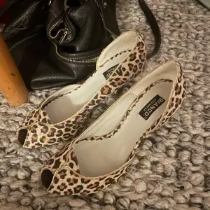 Såå fina leopard klackar!!! Köpta second hand men dom är i jättefint skick! Passar tyvärr inte mig så har inga bilder med dom på. Klacken är ca 5/6 cm! Första bilden är min och dom andra är från tjejen jag köpte av🙏🏼