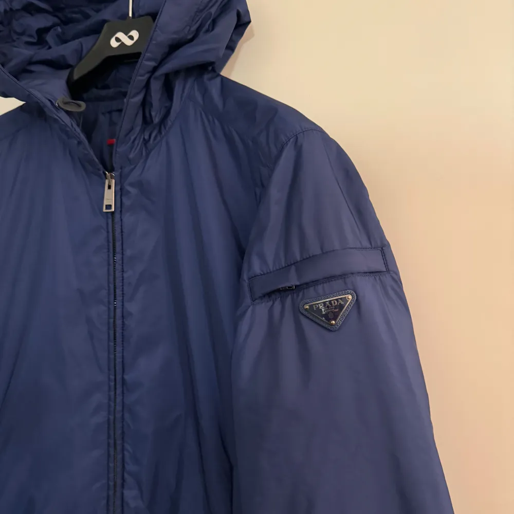 Prada Windbreaker Navy. Storlek M, skick 8/10.. Jackor.