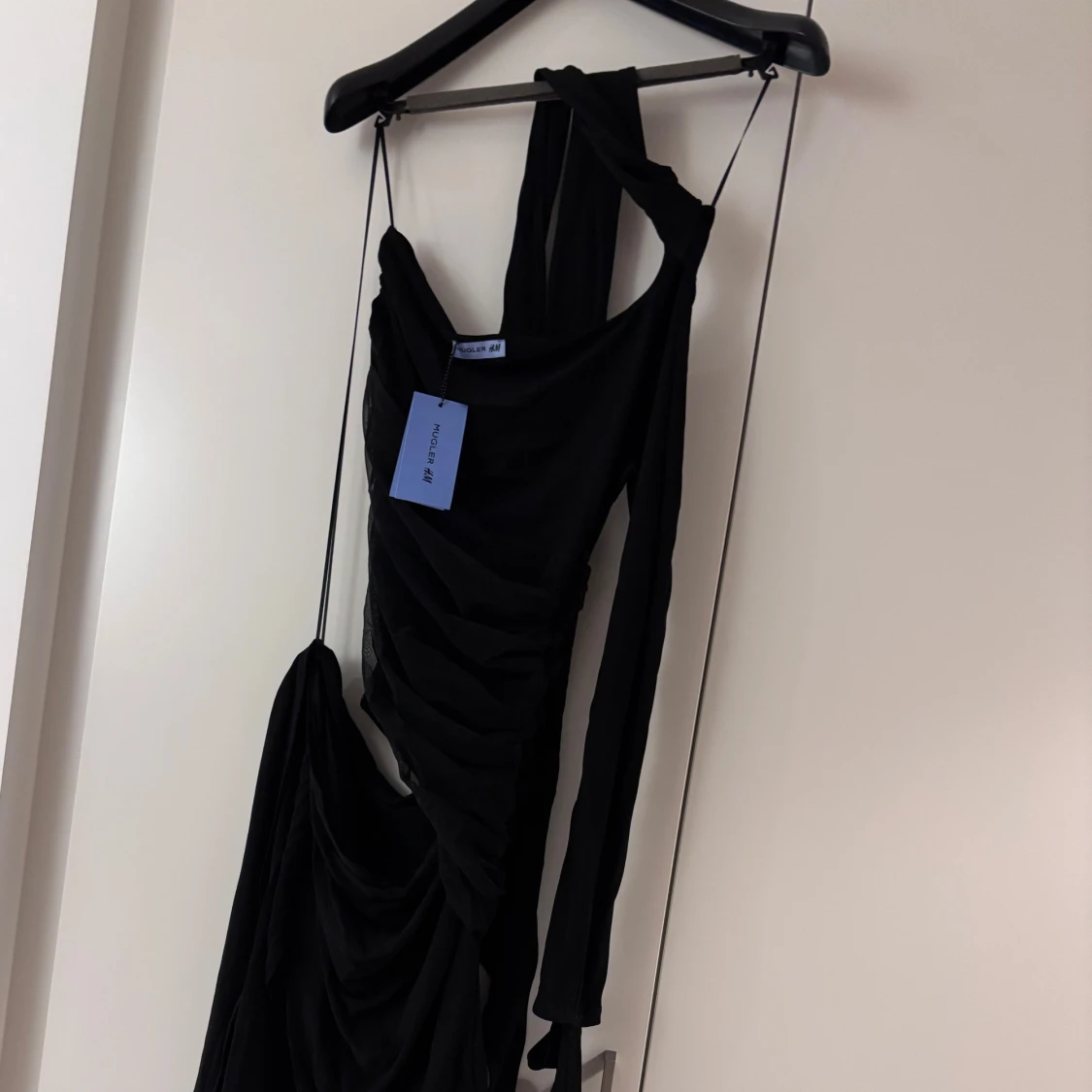 Svart one-shoulder klänning från Mugler x H&M - 93