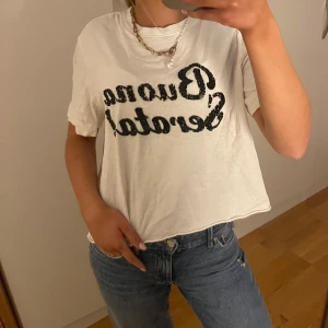 Vit t-shirt med svart text - Säljer en vit t-shirt med svart text i paljetter på framsidan🖤