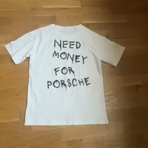 Tjena, säljer nu en rikigt fett need money for porsche T-shirt  i färgen vitt me svart text på ryggen storlek S passar 170-175 tröjan är helt ny priset är ej huget i sten 🪨 skriv vid minsta fundering ⚜️