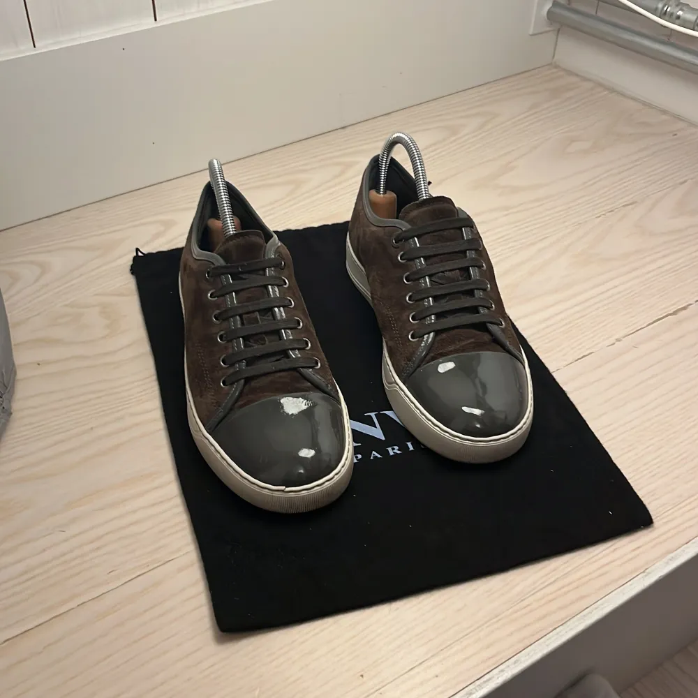 Säljer ett par snygga bruna sneakers från Lanvin i bra skick. Sulorna är i riktigt bra skick, bara lite smutsiga. Skicket skulle jag säga är ungefär 9/10 Perfekta för både vardag och fest!. Skor.