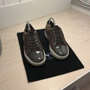 Säljer ett par snygga bruna sneakers från Lanvin i bra skick. Sulorna är i riktigt bra skick, bara lite smutsiga. Skicket skulle jag säga är ungefär 9/10 Perfekta för både vardag och fest!