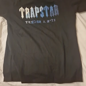 Trapstar tisha  - En snygg t shirt, skick 9/10 inga defekter. Säljer billigt!