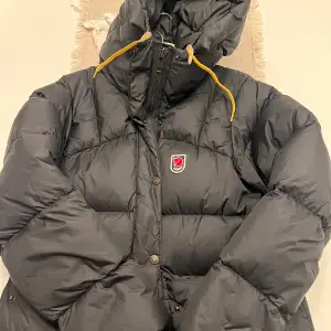 FJÄLLRÄVEN EXPEDITION 1974 STRL S 🤍 Vill kolla intresset av min fjällräven jacka eventuellt att BYTA exakt till samma jacka fast en M mot min i storlek S! Använd extremt varsamt endast under extra kalla vinterdagar så den är i riktigt bra skick. 