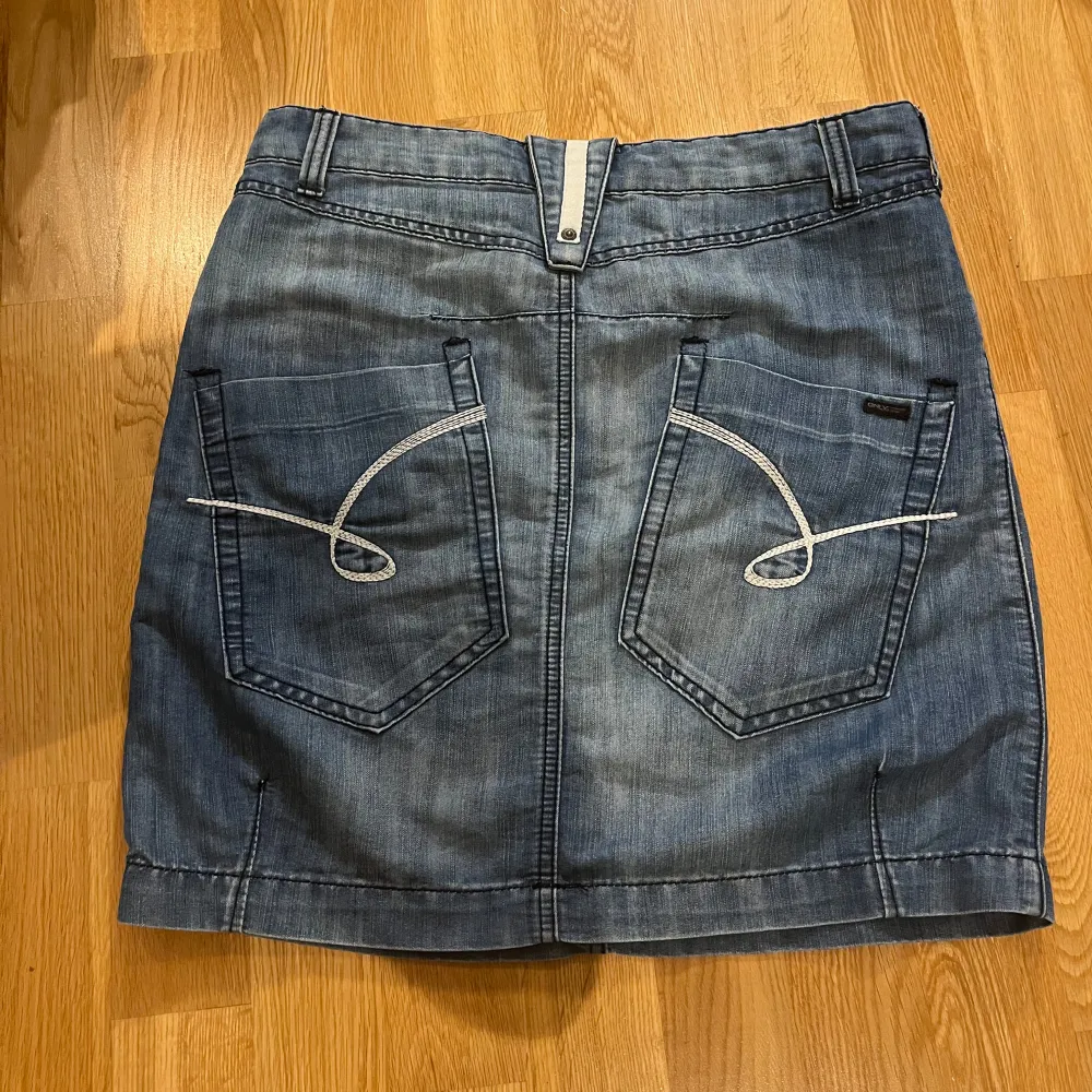 Säljer en snygg jeanskjol från ONLY i storlek W29. Kjolen är i klassisk blå denim med en bekväm passform. Perfekt för vardagsbruk eller en avslappnad utekväll. Den har praktiska fickor både fram och bak samt detaljer på bakfickorna.. Kjolar.