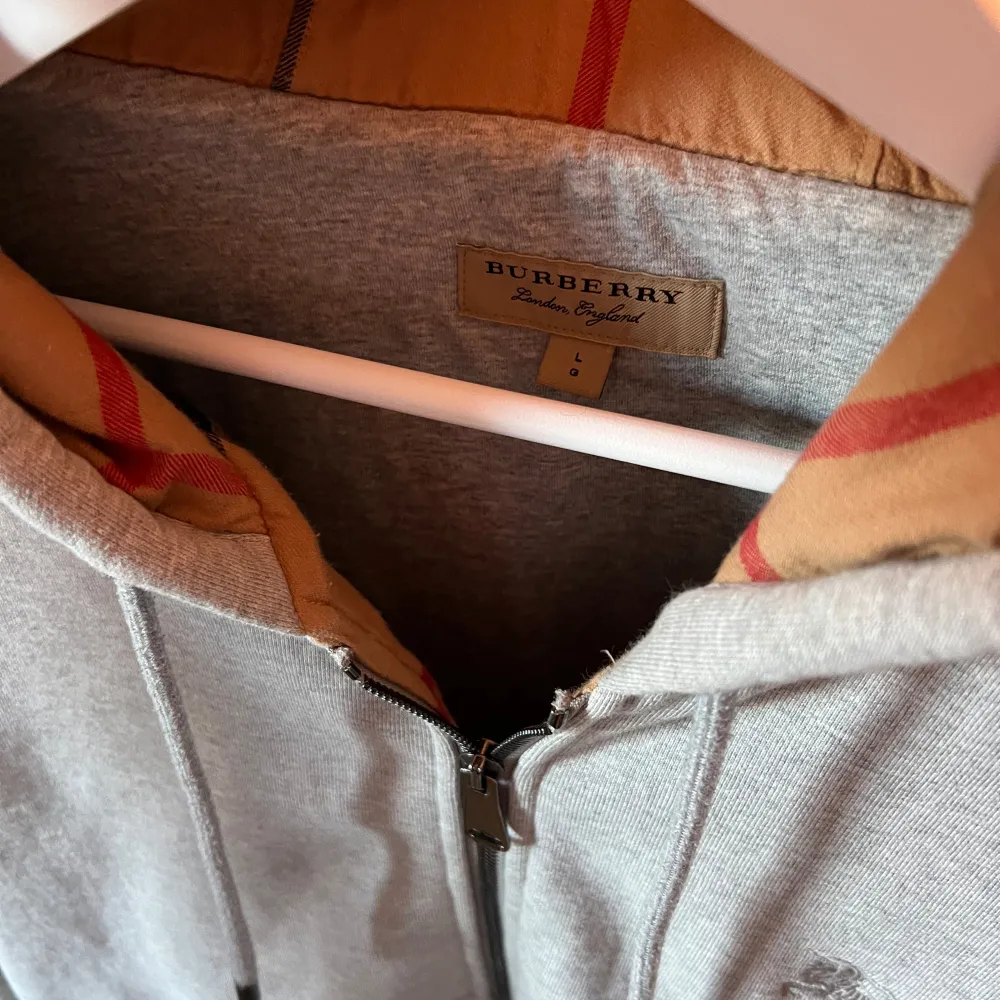 Burberry zip hoodie i grå färg, bra skick använd fåtal gånger. Storleken är L men sitter lite större som L/XL.. Hoodies.