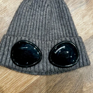 Grå mössa från C.P. Company - Köpt på plick, använd lite under tiden av min ägo, skicket ligger på runt 8/10 då där är repor på plasten