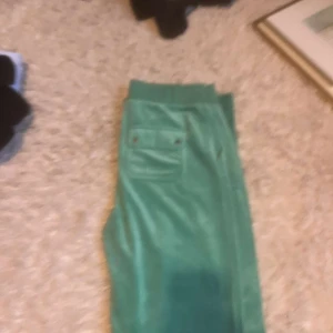 Gröna mjukisbyxor från Juicy Couture - Säljer ett par gröna mjukisbyxor från Juicy Couture i storlek L. Damen har använt dom fåtal gånger så dom är o mycke bra skick 