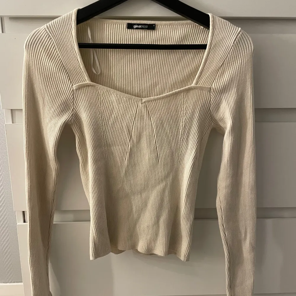 Säljer en superfin beige ribbad topp från Gina Tricot. Den har långa ärmar med slits. Toppen är i bra skick. Den är i S men skulle säga att den passar Xs skriv för frågor eller fler bilder på!. Tröjor & Koftor.