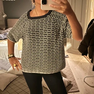 Blå och vit mönstrad tröja - Säljer en snygg blå och vit mönstrad stickad tröja med korta ärmar. Märket är Next och tyvärr står ingen storlek. Såhär sitter den dock på mig som är 175. Använt sparsam och i väldigt bra skick. Inga defekter!❤️