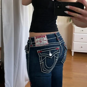 True religion  - (Intressekoll) Ett par skit snygga Lågmidjade true religion jeans, bootcut w30 (de är mindre i storleken så skulle säga w27) bilderna är från förra ägaren, säljer pga att de inte passar! Är i väldigt bra skick! 
