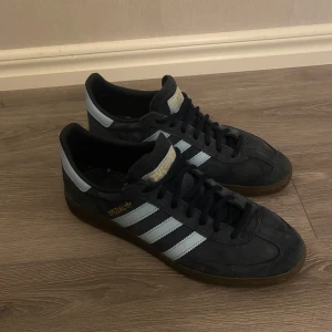 Adidas Spezial  - Adidas Spezial i använt skick! Mörkblå i färgen! Snörena är knutna under plösen på bilderna!Bara att skriva vid frågor eller funderingar! 