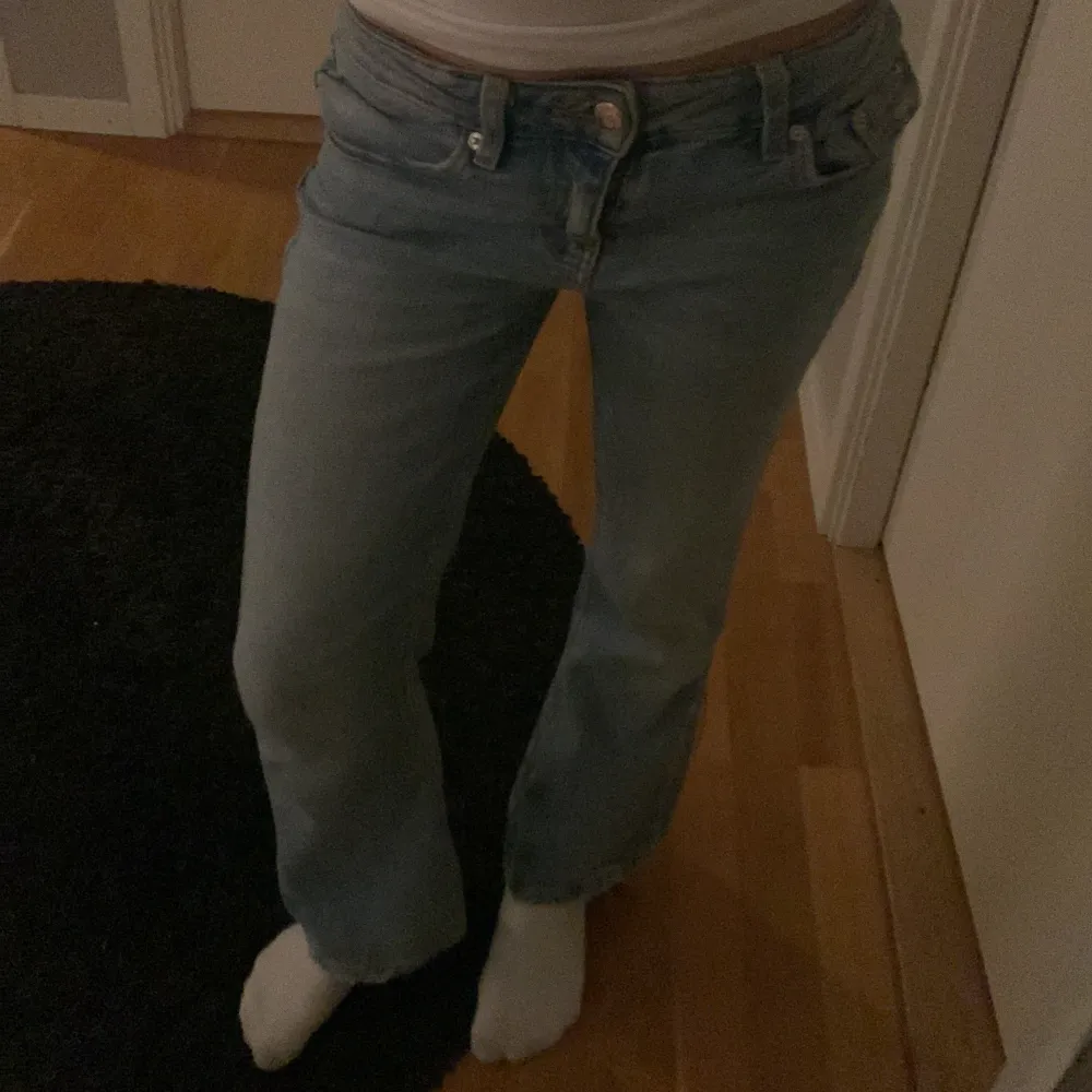 Säljer ett par ljusblå lowaist Jeans som är bootcout ❤️ säljer pågrund av att de har blivit för små. Skriv om ni har funderingar!. Jeans & Byxor.