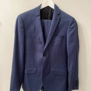 Blå kostym  - Blå kostym från Riley i storlek 44 motsvarande S/M, i bra skick. 