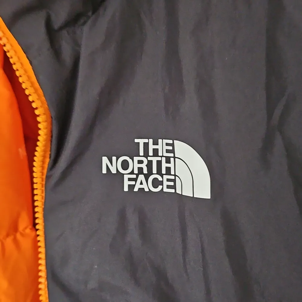 Säljer en supercool vändbar jacka från The North Face. Ena sidan är knallorange och den andra är svart med orange detaljer. Perfekt för höst och vår! Jackan har en dragkedja och är långärmad. Den är i mycket bra skick och redo för nya äventyr!. Jackor.