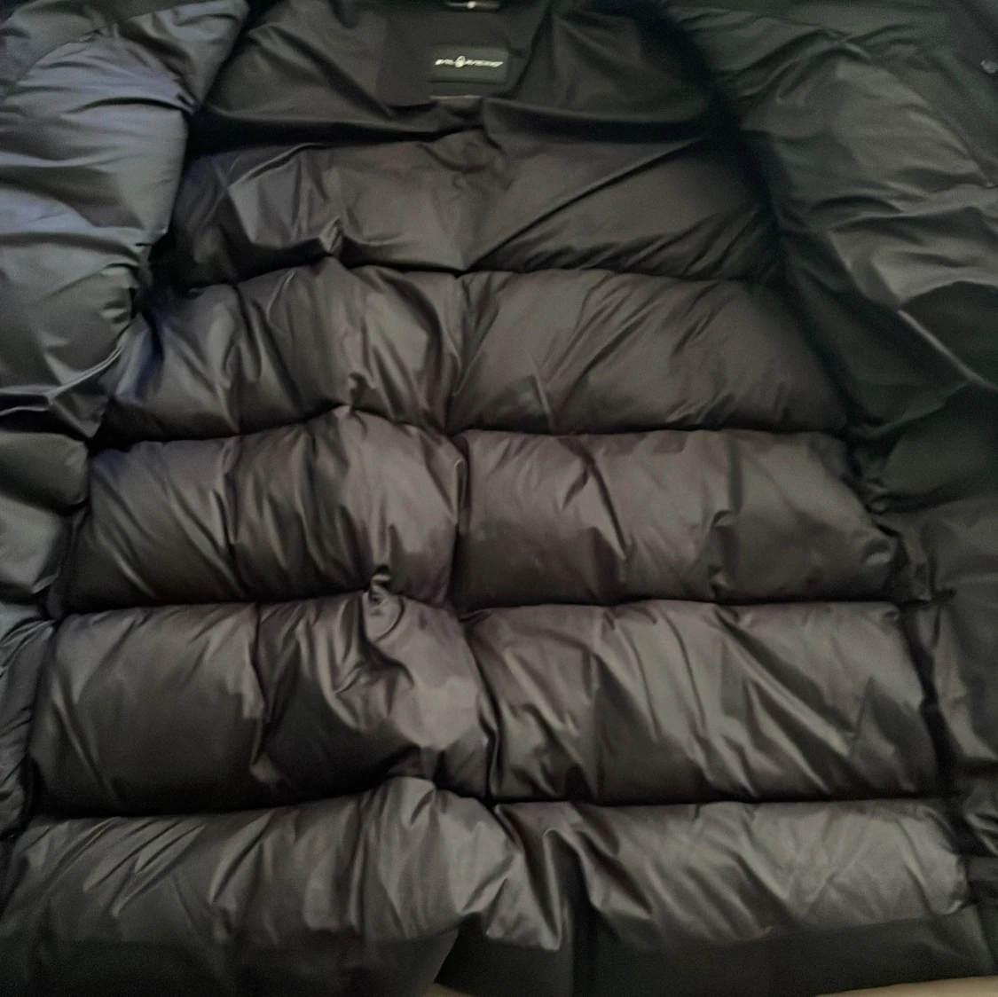 Svart dunjacka från Sail Racing - 90