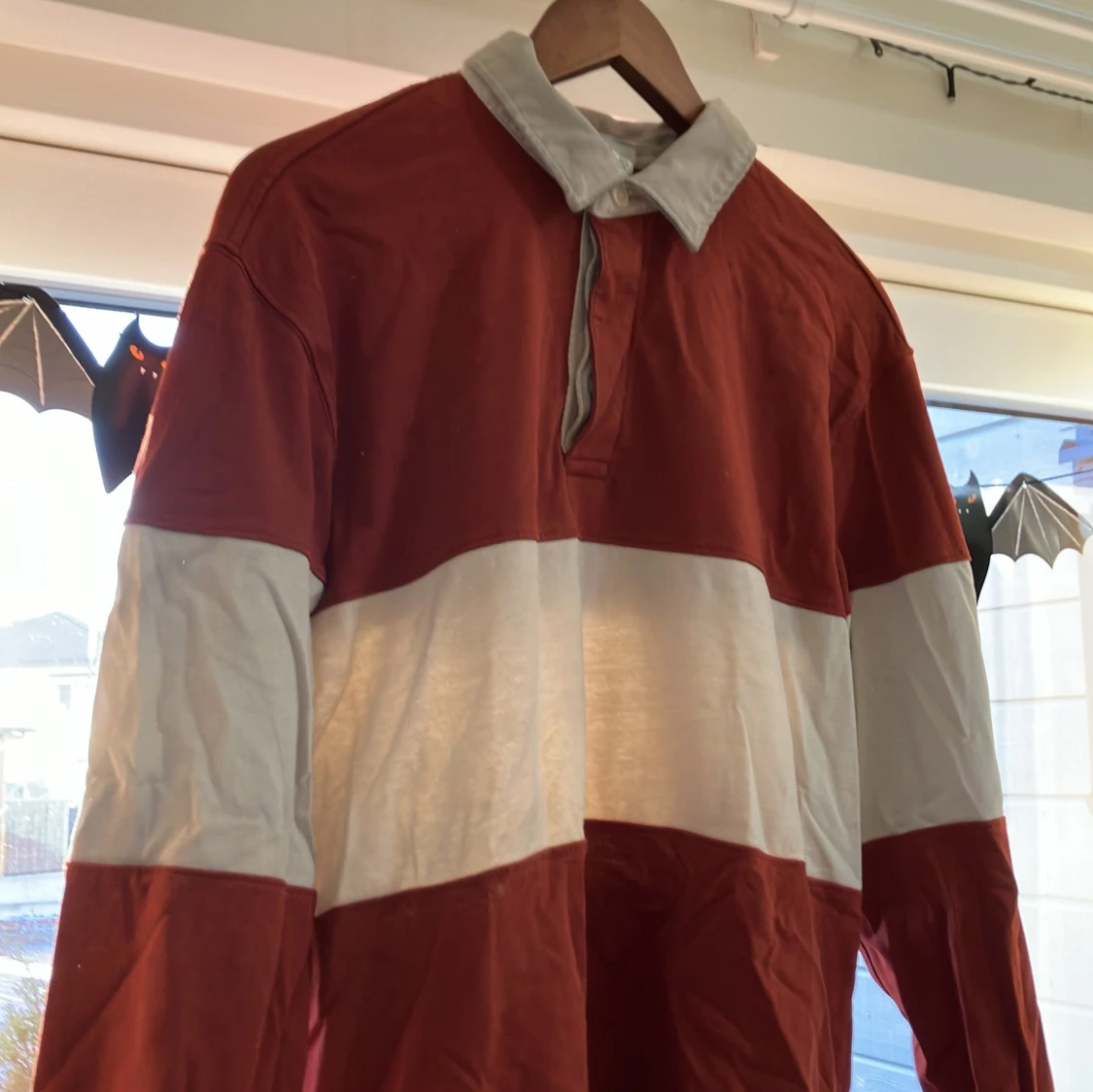 Röd och vit pikétröja - 90