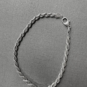 Silver Armband Cordell - Jätte fint Silver armband i cordell (925).   Längd: 20cm Bredd: 4mm  Köpt på guldfynd  Fri frakt!??  Hör av dig vid fler frågor!