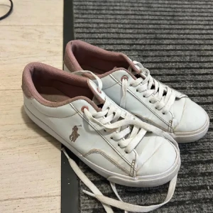 Ralph lauren skot - Väldigt använda men inget trasigt, inte tvättade på bilden men blir säkert mycket finare efter man tvättar och byter snöre på dom. Nypris 990kr.