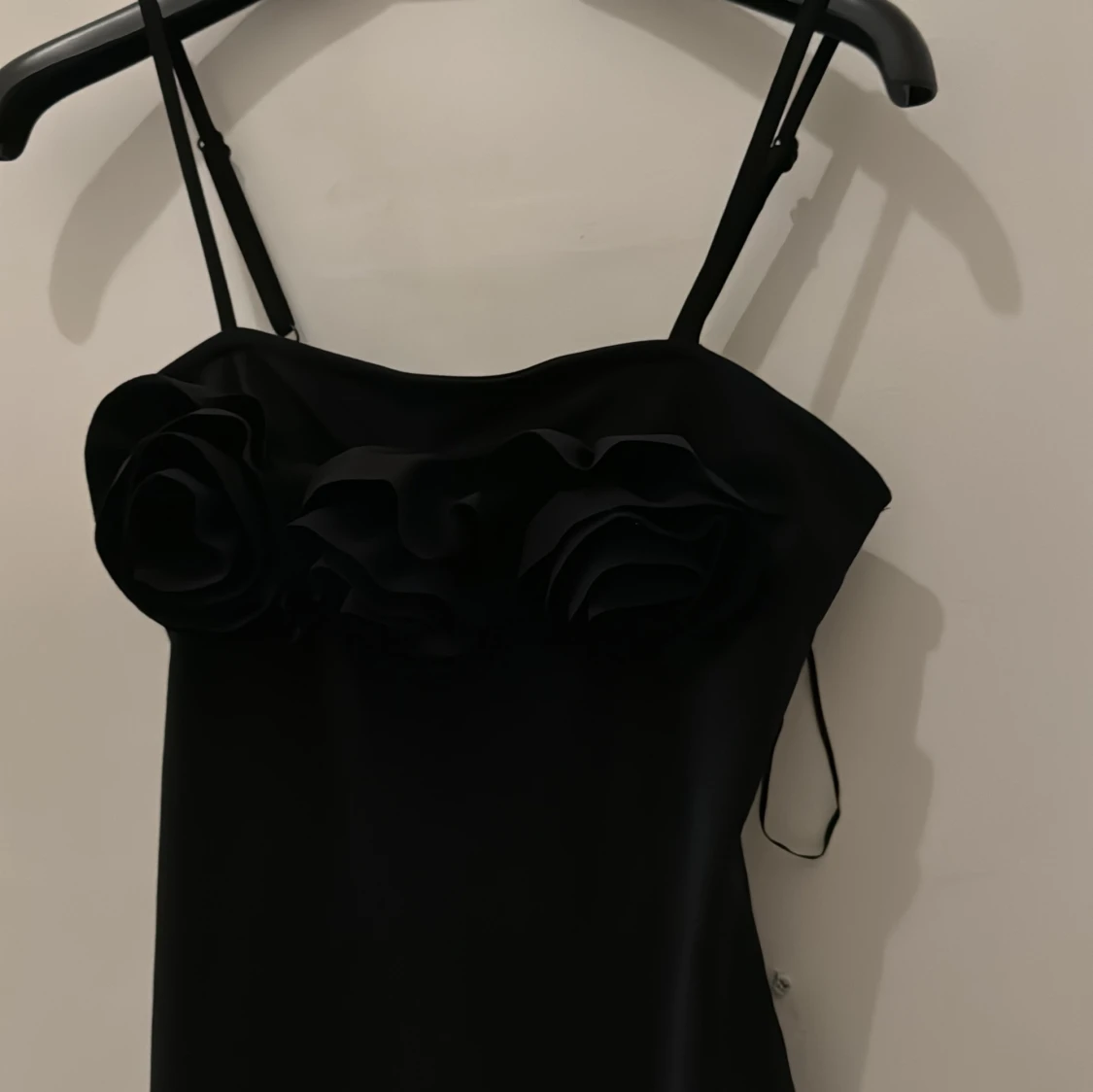 Svart klänning med rosor - 90