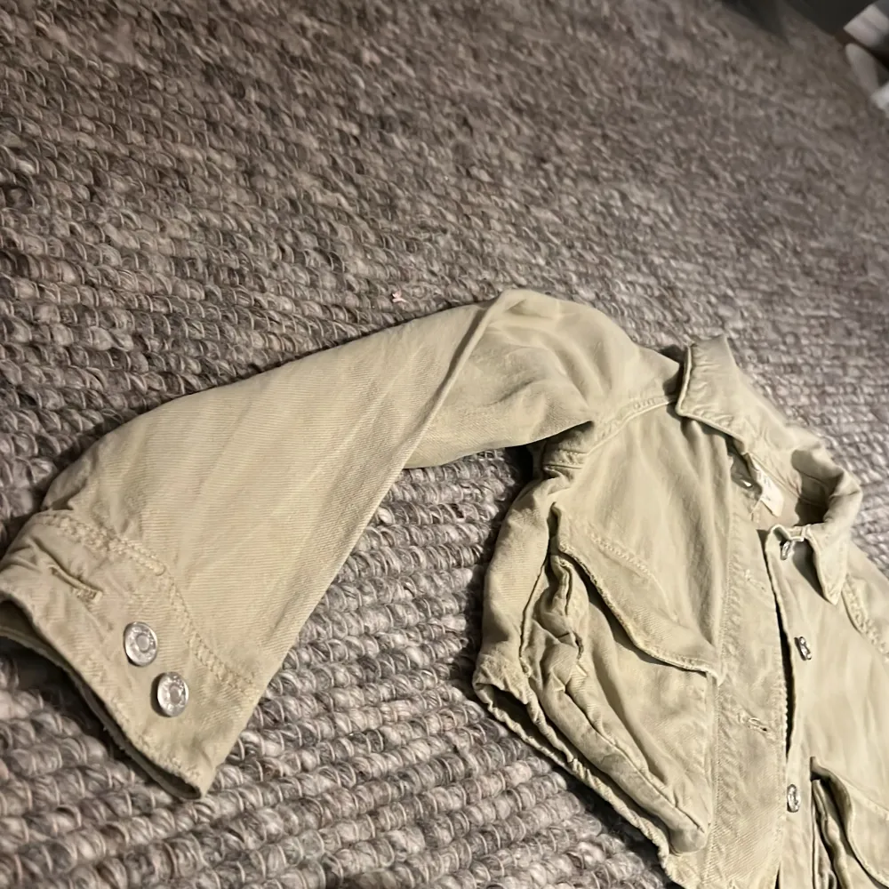 Säljer en snygg beige jacka från Zara i storlek 11-12 år. Jackan har en croppad stil med knappar framtill och två praktiska fickor. Perfekt för vår och höst! 🧥. Jackor.