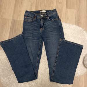 Mörkblåa jeans från Ginatricot köptes förra året men inte kommit till användning sen dess. Jeansen har en tight passform, bra skick!!💞💞